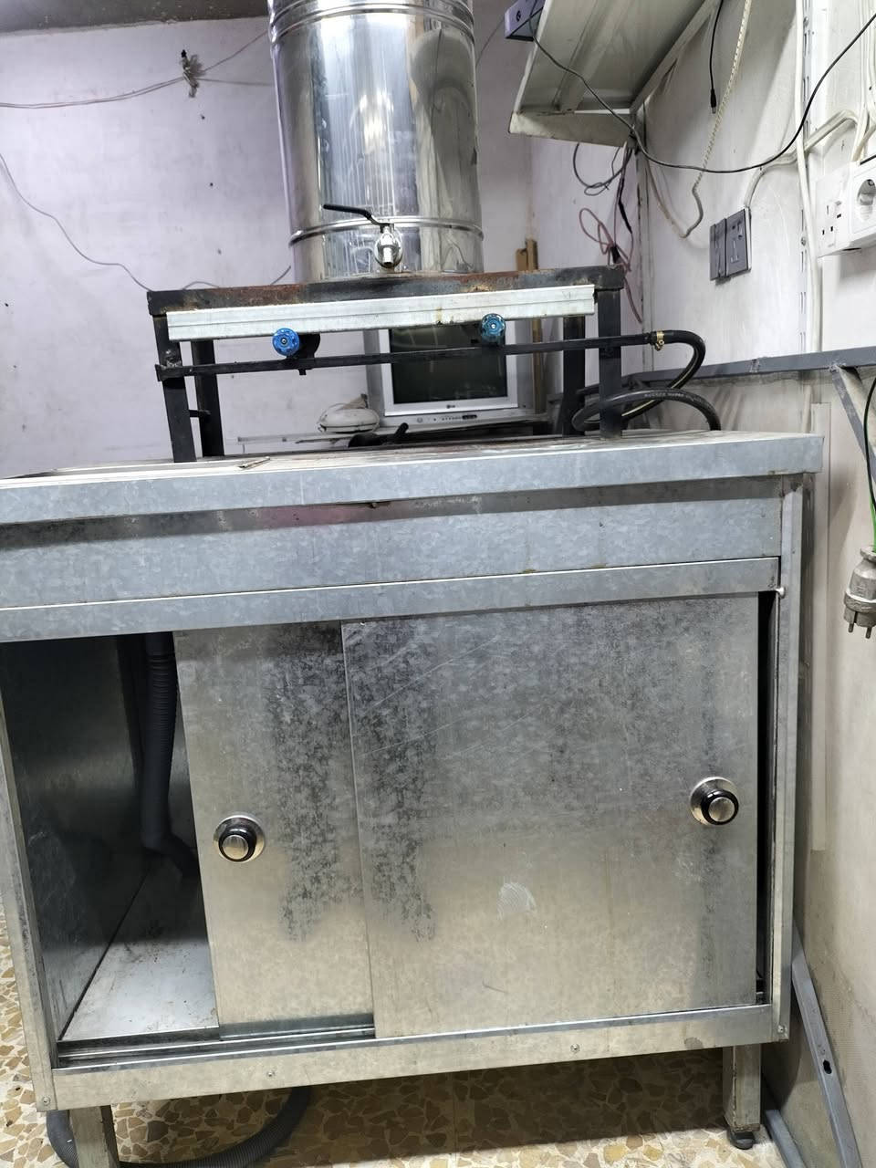 السلام عليكم عندي غراض للبيع كما موضح في الصور .السعر 250 الف وبيها مجال الاتصال على الرقم ***********
