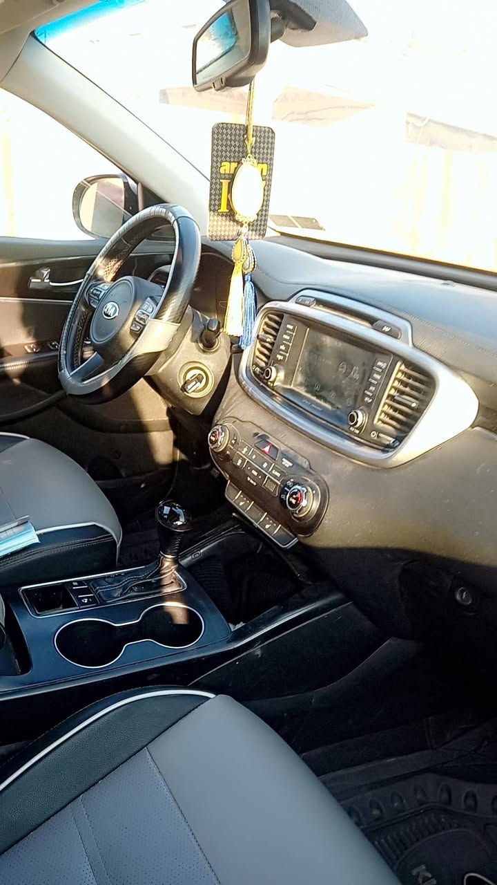 السلام عليكم اللبيع سورنتو٢٠١٨ أمريكي مكينه ٢٤٠٠ سبعه راكب مكفوله ماعده ظرر أمريكي بس بنيد فقط بدون دواخل الاتصال ***********
