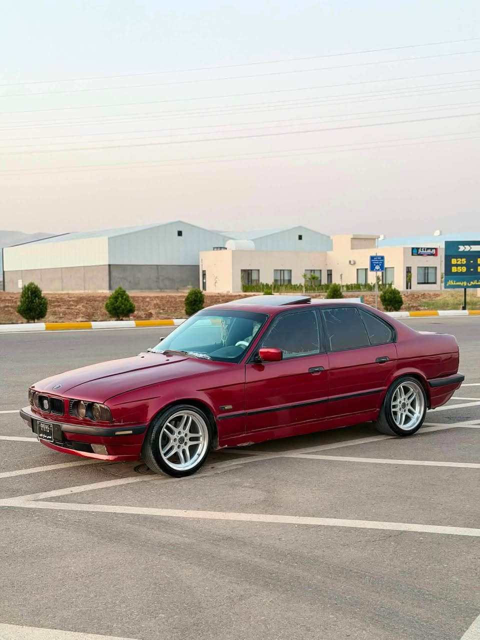 سەرەتا بەناوی خوا  BMW 525i گێر عادی  سەیارەکە ئارمی ئاسایشی کۆنە سلایتە جام کارەبایە تاخمێ ویلی M لەسەرە  ناوێکی جوانی  هەیە پێشی سەیارەکە کەپسە دەعمی نیە تەنها چاملخی لای سایەقی لە دواوە بۆیاخە بێ ناوگرتن بەس ئەوەی هەیە گێرو مەکینەم دوو مانگە داگرتوە بەشەرت  ئێلفرۆ بەشەرت ٢٦ گەلاو مەجال ژم/*********** السليمانية, العراق
