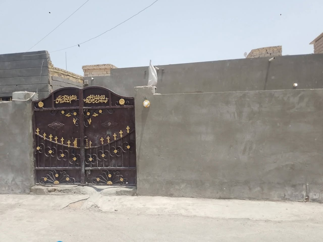 السلام عليكم
بيت للبيع مساحته 200 غرفتين ومطبخ حارة وبارد ومجمع صحيات داخل وخارج.وطارم 75م       البيت اوقاف المكان حي الزهراء قرب الصوره السعر مناسب 35 وتدلل***********
