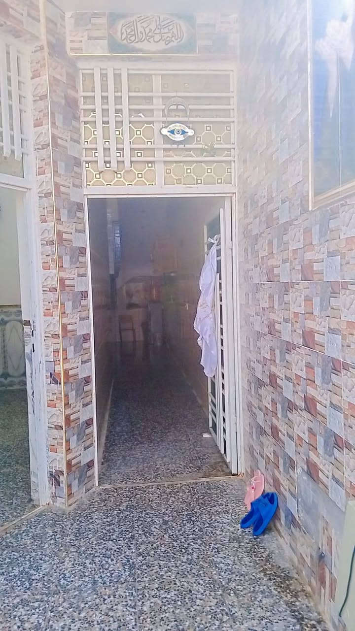 الدار للبيع  "حي السفير" قرب ابو عراق بالفرع الورا شارع الوازات مساحة ١٢٥  عالي عن الشارع مثل ما موضح بالصور  السعر 115 بي مجال ***********
