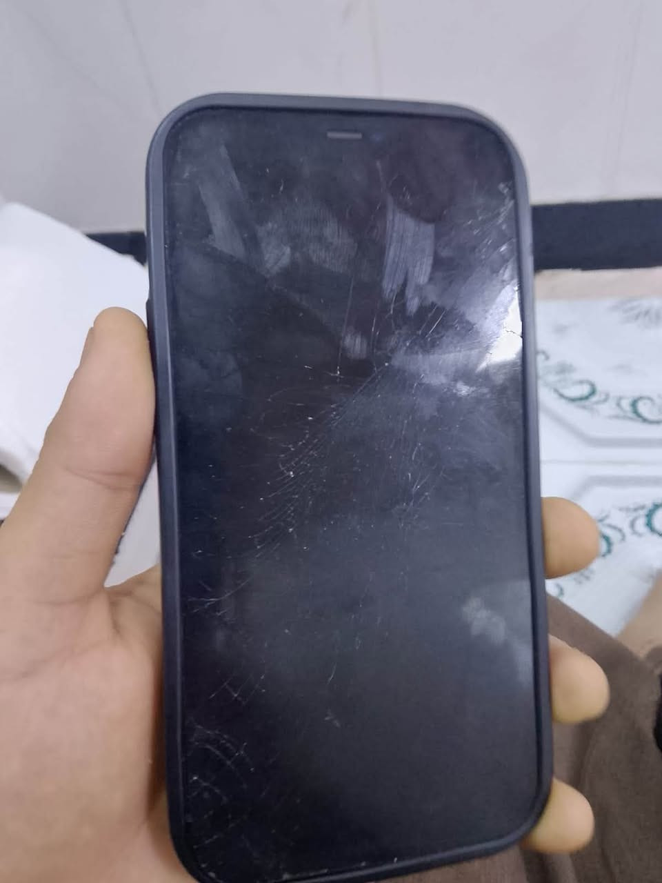 آيفون 12 برو ماكس لأصلي ذاكره 256 جهاز ما مفتوح فقط بس بطاريه شحن يخبل جهازه كفاله من كلشي بس شوفت عينكم شاشه مكسوره وأظهر عله حطته يرد اله فلاش وظهر فقط الله يشهد جهاز يخبل تصوير صوت فيس إيدي شغل بصمه وجه شراي ينتصل ‪***********‬ سعر جهاز 325
