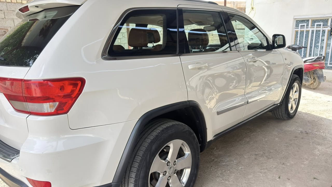 السلام عليكم جيب لاريدو ٢٠١٢ وارد خليجي رقم نجف بأسمي فول عدا الفتحة 

تخم تاير جديد حداديه من الطول لطول جديدة كير محرك كله تمام وخير من الله تبريد ثلج  السيارة بيها قطعتين بنيد وجاملغ مبدل 
سيارة ترهم بيع ومراوس 
***********
