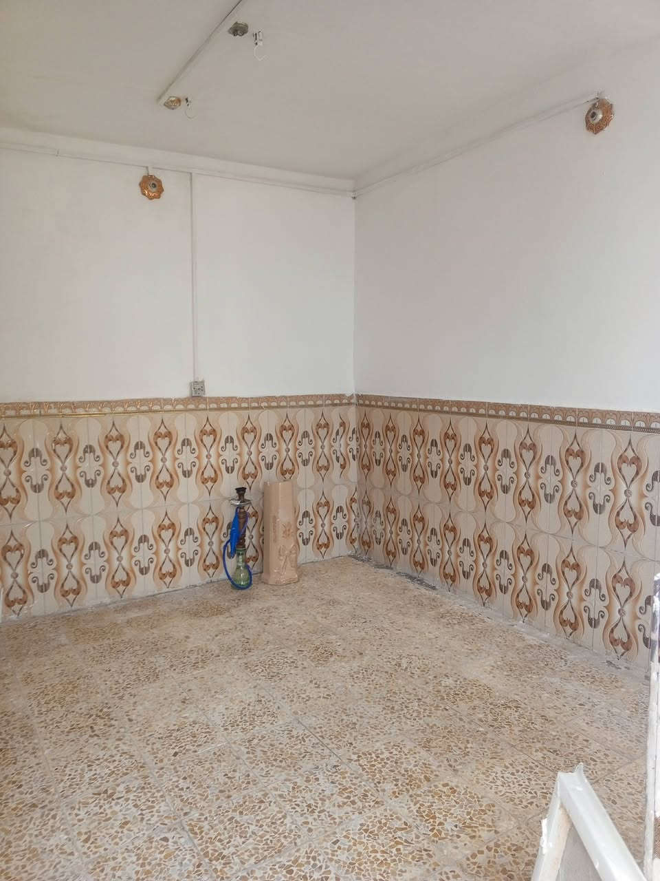 ياالله دار للبيع النجف الاشرف شارع المطار القديم غرب أسواق الأمير المساحه 100 متر يحتوي على غرفه وصاله ومطبخ واستقبال وحمام داخل وخارج كاشي سيراميك حمامات ومطبخ كله سيراميك ارضيات سيراميك فقط الغرفه نقص ارضيه بناء بلوك طفيلي اساس طابوق مع رباط عشرة سانتيم سقف شيلمان بلجيكي بيع محتاج السعر بلاش بلاش 17مع المجال للاستفسار الاتصال او المراسله ***********
