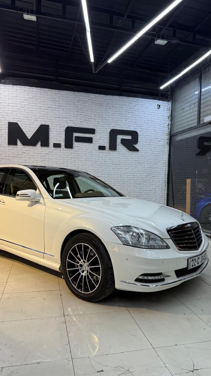 السلام عليكم
سياره مارسيدس بينز 
موصفات 
s350 
1-باب طويل 
 2-سقف بنوراما 
3- مري شفط 
4-خمس بردات 
5-بوب شفط 
6-صندوق كهرباء 
7-سستم سماعات 
8-لايت عدسات زنون 
‏9- جكات 
10-تحكمات ستين جهتين 
11- شاشه قلاب 
12- ثلاجه خلفيه 
13-مكينه 6سلندر 
14-حداديه كفاله عامه 
15- سياره مغلفه ppf 
16-سياره كفاله عامه 
العنوان : بغداد الجديده  
السعر : 25,000$ قفل 
لتواصل :***********
