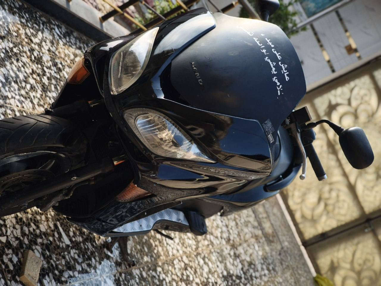 الـسلام عـليكم 
حبـايب فـورزا 09 
1- صالـنصة ريـاضي صـوتهـة عـالي ويـخبل 
2- مـكينة نـظيفة حـيل لاتنـقيص ولا تبـخير 
3- كـير معـمي 7 نمـر 4 تحـويلات 
4 - لايـتات زنـون قويـة 
5- كـفراتهـة نظـافة 70% 
6- تـايرات نظـافة 80% 
7- الـدراجة عـوزهة ترتـيب بسـيط فـقط 
8- كـهربائيات شغـالة كلـهة هية والاشـاير 
9- دراجـة تجـي تفـحص وتاخـذ
الـسـعر عـالخاص 
مـكاني ديـالى الحـويش 
رقـم ***********
تواصل ماسنـجر او واتـساب 
بـدون اتصـال رجـاءً
