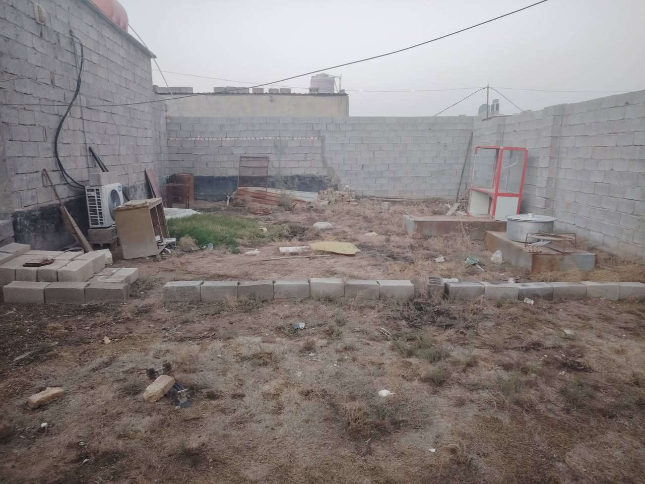 السلام عليكم بيت للبيع مع قطعة المساحة الكلية 325متر يحتوي على غرفه ومطبخ وصاله وصحيات ومنور وقف سني العنوان ابي الخصيب حمدان قرب جامع البرديه السعر 60 وبي مجال /***********
