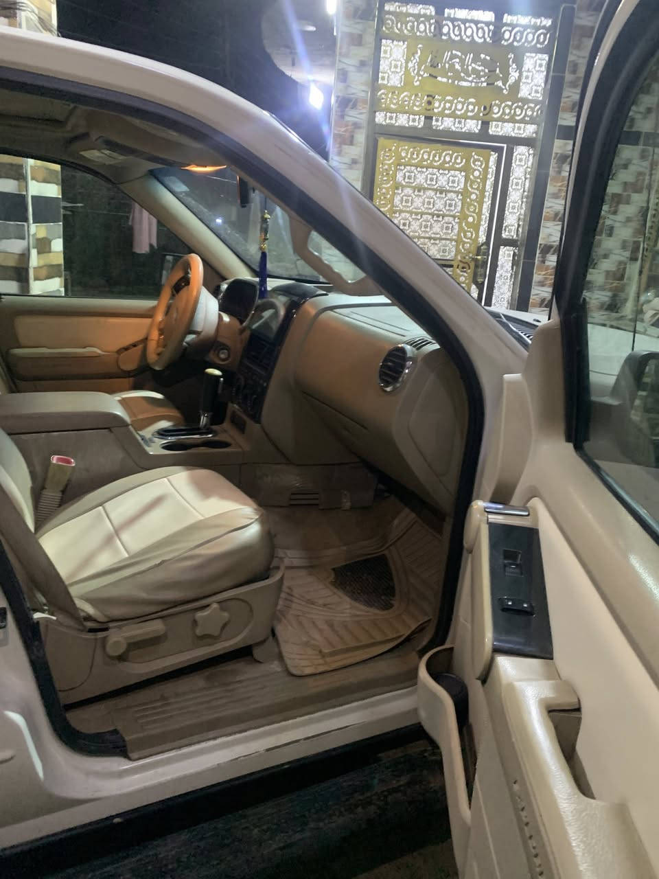 سلام عليكم من رخصة الادمن للبيع فورد اكسبلور موديل 2010فول مواصفات لمتد خليجيه مكفوله كفاله عامه كلين تايتل السياره جديده كلشي مابيهة كشنات تدفئة وتبريد ثلاث قطع تبريد كشنات جلد سبعة راكب للاستفسار خاص او هاذه رقمي ***********
