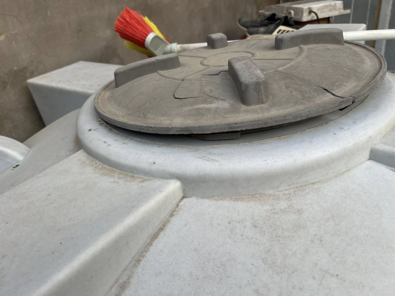 سلام عليكم تانكي وطني 2000 لتر نضيف للبيع سعر 125 مكان بغداد الأمين الثانيه ***********
