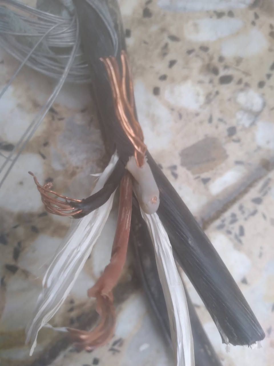 كيبل ثلاث خطوط سعر المتر ٣٠٠٠
مسلح وكيبل خطين مسلح سعر المتر ٢٠٠٠ 
للتواصل خاص بغداد 
او على الرقم ***********
