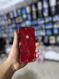 ايفون 8بلاس للبيع  1ذاكره 64 بطاريه بلاديه 73تقره خدمة 2شاشه مثل ماموض...