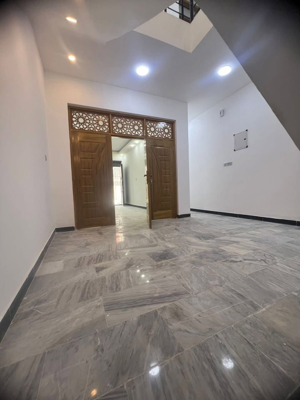 دار للبيع في الشعب مقابل جامعة الامام الكاضم 
مساحة 103م.  واجهة 5م مدخلين فول 
يحتوي على استقبال وحولي ومطبخ معزول 
وخدمات وغرفة نوم
والطابق الثاني ثلاث غرف نوم وخدمات 
مع بيتونة وسطح عدد 2 

السعر.  300. وقابل للتفاوض

للاستفسار:   ***********
مكتب الحضارة للوساطة العقارية
