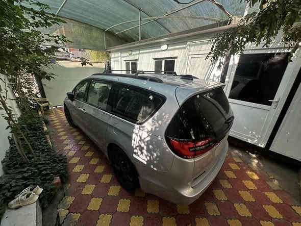 سلام عليكم عندي كرايزلر بسفيكة 2023
السيارة لمتد s فول مواصفات
محرك 3600 V بنتستار المعروف
السيارة ماشية 11 الف ميل فقط 
1 بنراما فتحتين 
2 قيادة ذاتية
3 بريك اوتو 
4 حساس زدحام
5كشنات كهربائية جلد تدفئة + تبريد + الكل بلع يدخلن جوة ماعدة السايق والصدر 
6 ستيرن فول تحكمات + تدفئة 
7 مرايات شفط +قلاب عل جوة من ترجع بك 
8 صندوك كهربائي +شفط + فتح ذاتي عندتمرير القدم 
9بيبان سلايدات كهربائية وفتح بلبصمة 
10 خمس بصمالة
السيارة دخلت تخريب جام مكسر والتنتة مبيوكة
 بيهة خسفة بدايت القمارة اثر ضربة بوري ساحبيهة وصابغيهة لا ايرباك ولا بيهة قطعة مبدلة سيارة جديدة بمعنة الكلمة تجي وشوف بعينك 
***********
