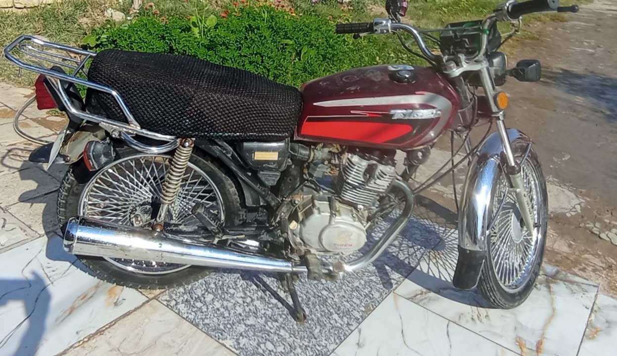 السلام عليكم تايكر للبيع موديل 21 اوراق نضيفه من كلشي كهربائيات كله شغاله مكاني بابل المتحتيه الحمزه الغربي متواجد عل فيس و واتساب  /‏‪0778 079 2421‬‏/ السعر 450وبيه مجاال بسيط
