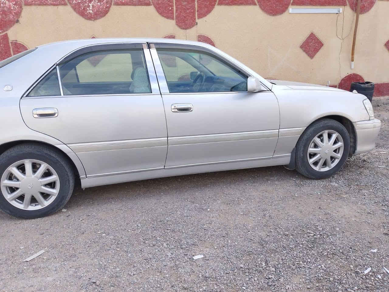 السلام عليكم سياره ملكه للبيع السعر 115 بيها مجال موديل 2000مكفوله من الكص والنقل جثه مكينه وكير وحداديه فول عنواني البصره سفوان ***********
