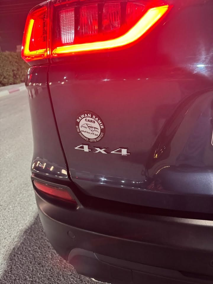 للبيع  - Jeep Cherokee بزون امريكي
2021 
محرك 3.2 L 
6v سلندر
Latitude Lux
لون : نيلي 
الرقم : اربيل جديد
الحادث : 
جاملخ سايق امامي وربع بنيد بأمريكا
جاملخ الصدر انشخط وانصبغ بالعراق
المواصفات : 
مواصفات فول عدى الفتحة 
تحكمات ستيرن 
تحكمات كشن كهرباء سايق وصدر 
تدفئة ستيرن
تدفئة كشن سايق - صدر 
تبريد امامي وخلفي
تبريد 8 درجات
4 وضعيات قياده ( اوتو ، سبورت ، رمال ، جليد ) 
4x4 دفع رباعي 
كير 9 نمر
صندوك كهرباء 
بصمه تشغيل عن بعد 
لايتات زنون امامي بلادي 
اناره LED نهاري - ليلي 
رادار امامي مانع تصادم
رادار خلفي اوتو ستوب وكامره خلفيه
رادار جوانب بالمري 
هيتر مانع ضباب مري وامام وخلف
دواخل لون واحد اسود 
محرك - كير مكفول 
سيارة مرتبه وماعايزه شي ابد 

السعر : 15,500$
مكانها النجف.

***********
***********
