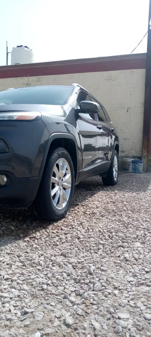 السلام عليكم سيارة جيب شيروكي للبيع  بيها ضربه بالباب الوره من جهة السائق موديل 2017 للتواصل على على الرقم فقط *********** فقط بس هاي القطعه متضرر الباقي كله مكفوله
