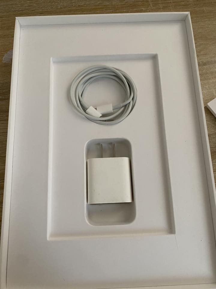 ايباد 9 للبيع
نضافه99‎%‎
 ما بيه اي زلغ بعده با الضمان
ملحقات كيبل اصلي كارتون 
كفر 
السعر 300 الف 
واتساب ***********
