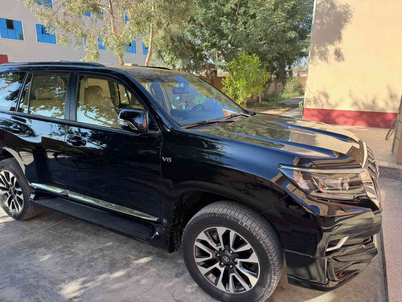 السلام عليكم ورحمة الله للبيع تيوتا برادو موديل 2023 خليجي ساز باب اول VX فول مواصفات خليجي كفاله عامه مغلفه PPF من الزيرو ماشيه 40 الف تايرات الشركه استلام زيرو كشنات كهرباء كشنات جلد تدفئه وتبريد الكشنات مري اوتو فتحه سقف بصمه شاحن لاسلكي 8 ايرباك تحكم جهتين رقم اربيل تحويل او وكاله حاضر سعرها 495 وبيها مجال الشراي يتصل مكانها بالرمادي 
***********
***********
