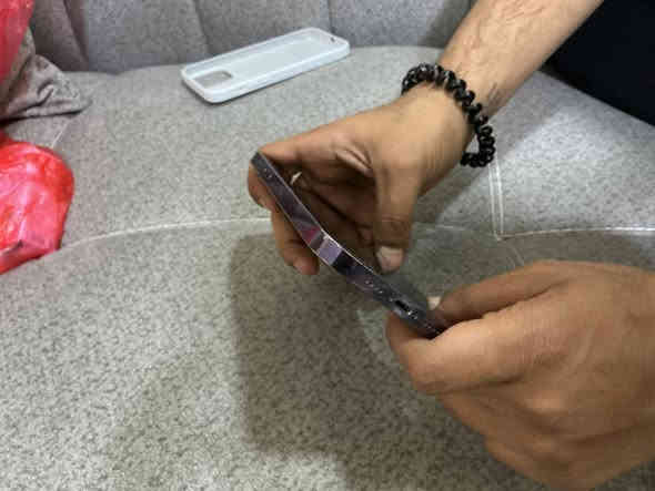 ايفون14 برو ماكس  مكفول بطاريه 85 (دبل سيمكارات )  ما مفتوح الجهاز فيس ايدي شغال ذاكره 256 بي طخه خفيفه موجوده بالصوره السعر 950 المكان بغداد العامرية للاستفسار هذا الرقم بس الشراي يدخل بدون اي مراوس الرقم ***********
