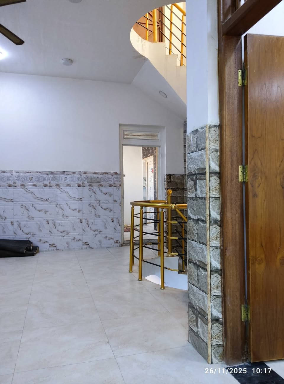 اللهم صل على محمد وآل محمد  
تحيه أحترام وتقدير لمسؤول الكروب
من رخصة الاعظاء المحترمين 
#دار،-للبيع- موقع- مميز-  الديوانيه   الاسكان- حي الزهراء قرب مكتب سيراميك سيد علي الزاملي
مساحه 150متر واجهه 7,5 كونكريت مسلح ثلاث طوابق 
الطابق الاول. غرفة نوم نضام سويت ومنزع وصحيات صاله كبيره مطبخ مناور براني كراج سياره صحيات خارجيه مجهز بمنظومه تحت الارض لمعالجة الافات
الطابق الثاني. غرفتين نوم صاله كبيره صحيات 
الطابق الثالث. صاله كبيره تصلح غرفه + سطحين 
بناء جديد وحديث 
الاستفسار. الاتصال عل الرقم *********** 
او مراسله عل الواتساب
علما ان العقار مطلوب ٣٨ مليون للمصرف الدار فارغ جاهز للسكن
