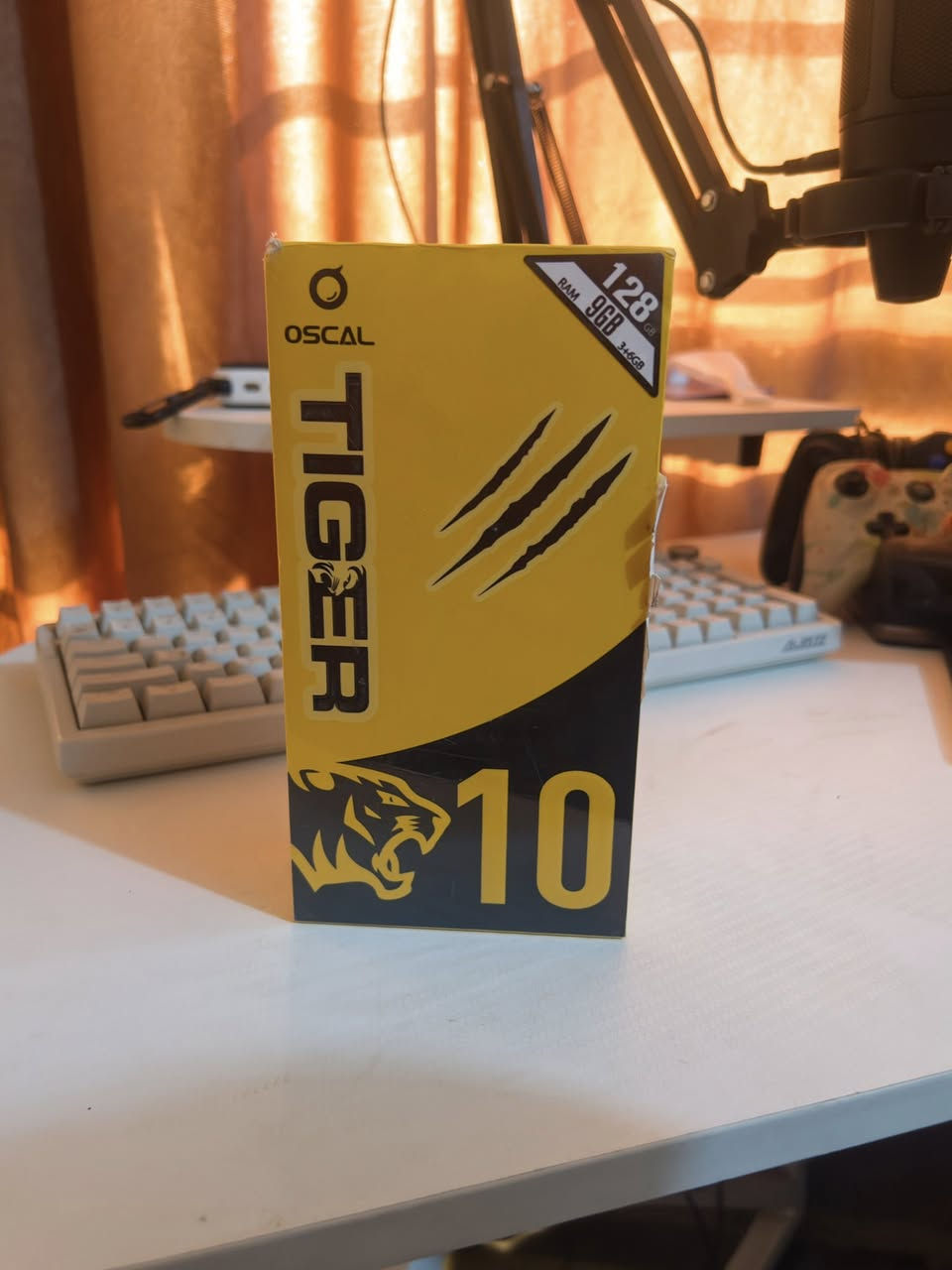 جهاز جديد بعدة ما مفتوح سعرةً170 الف مكاني صليخ

• الشاشة:
6.56 إنچ، نوع IPS LCD، دقة HD+، معدل تحديث 90Hz
 • المعالج:
Unisoc T660قوي لألعاب)
 • الرام:
8GB + إمكانية توسيع افتراضي
 • الذاكرة:
128GB
 • الكاميرا الخلفية:
50 ميگابكسل + مساعد
 • الكاميرا الأمامية:
8 ميگابكسل
 • البطارية:
5180mAh (تقعد يوم كامل استخدام طبيعي)
 • النظام:
Android 13
 • البصمة:
موجودة (زر جانبي)


**إذا كنت صاحب هذا الإعلان وتريد حذفه لأي سبب، رجاءا أرسل رسالة إلى الدعم الفني**