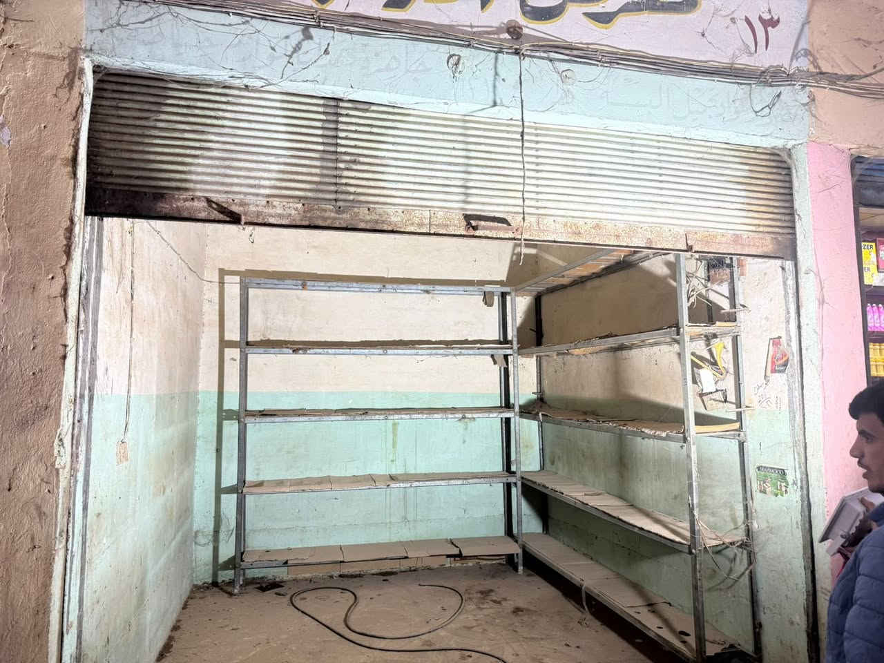 بيت للبيع السعر 40 مليون وحيل حيل بي مجال تخفيض للطيبين مساحة الأرض 1 دونم ومساحة البيت 150 متر يتكون من ديوانية إستقبال ربعة 7  ب 5 متر وصالة هول 7 ب 4 متر وموزع ممر 4 ب 3 متر ومطبخ 5 ب 4 متر وغرفة 5 ب 5 متر وبيتونة على السطح 7 ب 4 متر ملاحظة البيت مفروش مؤثث أثاث كامل جاهز للسكن فوراً وقت الشراء أثاث كامل بكل غرفة مروحة ومبردة ودفاية صوبة وغسالة أوتماتيكية آلية وثلاجة براد بحجم 18 قدم وفريز مجمدة ضخمة حجم 16 قدم البيت واصله خط كهرباء وطني و مولد و واصله خط ماي عنوان البيت صلاح الدين الشرقاط الساحل الأيمن مفرق الشرقاط على الشارع العام يبعد عن جامعة الشرقاط الجديدة 5 دقائق يعني يفيد للإستثمار موقع البيت على شارع عام وقريب من الجامعة 
ويبعد عن سوق الشرقاط 10 دقائق 

ومحل للبيع بسعر 40 مليون وحيل حيل بي مجال تخفيض للطيبين 
مساحة المحل 5 ب 5 متر و عنوان المحل الشرقاط السوق الچبير الجوة ب عمارة البدراني قيصرية العطارين 
ملاحظة سوينا عرض لليشتري البيت والمحل تخفيض يصل ل 20 مليون يعني يصير سعر البيت 30 مليون وسعر المحل 30 مليون 

للحجز والاستفسار إتصل 

 ***********
