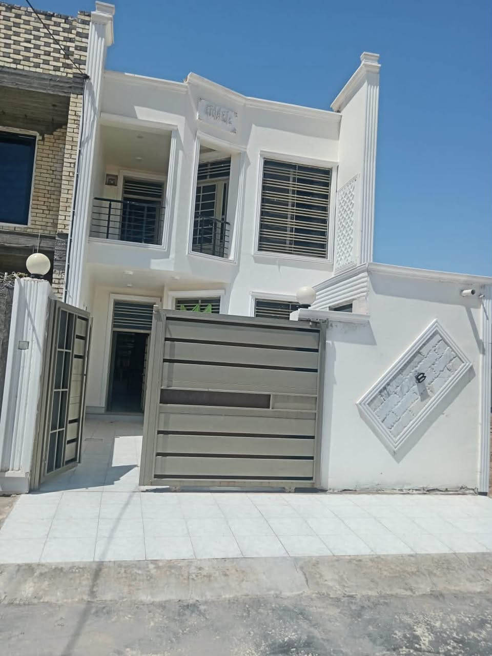 ✨ عقارات الأسد ✨

🏡 للبيع – دار سكنية بناء درجة أولى

📍 الموقع: بابل – قضاء المحاويل – حي الضباط

📐 المساحة: 150 م²
📄 السند: طابو ملك صرف

🏠 المواصفات:
 • بناء حديث طابقين بتشطيب درجة أولى.
 • واجهة 6 م × عمق 25 م.
 • 🌳 تقع أمام حديقة خضراء تمنح إطلالة جميلة وأجواء هادئة.

🔹 الطابق الأرضي:
 •  استقبال.
 • غرفة نوم 
 • صالة 
 • مطبخ.
 • مجمع صحيات داخلي.
 • صحيات خارجي.
 • كراج كبير.

🔹 الطابق الأول:
 • غرفتا نوم.
 • صالة.
 • مجمع صحيات.

✅ منطقة سكنية هادئة ومخدومة، وتتوفر فيها جميع الخدمات، وموقع مميز مناسب للسكن العائلي.

📞 للاستفسار والتواصل عبر صفحة عقارات الأسد او الاتصال على الارقام التالية:.

***********/ ***********
