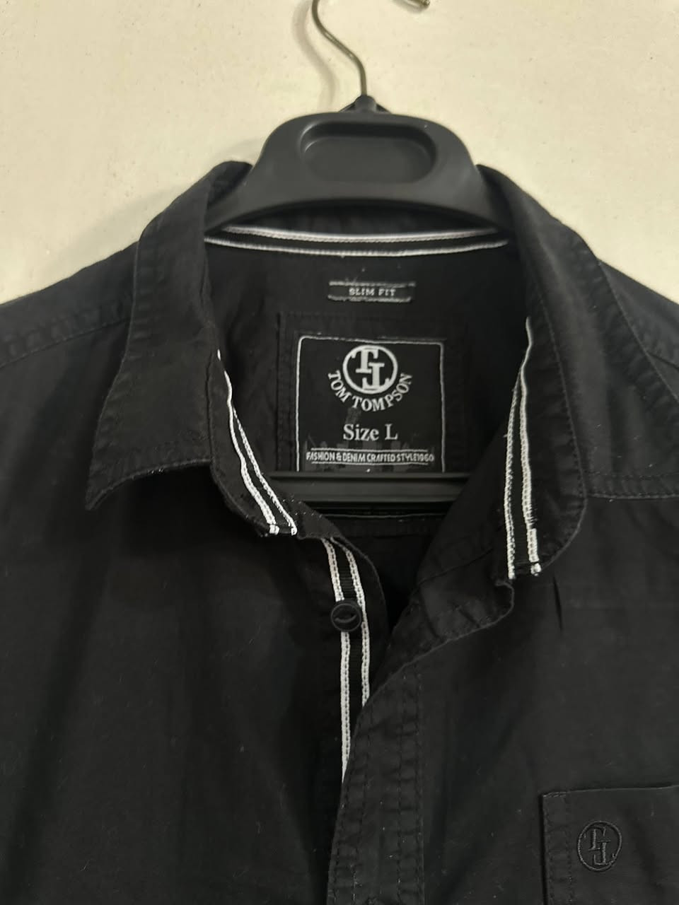 � قميص أوروبي مميز 🔹
قميص أنيق بجودة عالية، مناسب للّبس اليومي والمناسبات الخفيفة.
يتميّز بلونه السمائي الهادئ الذي يعطي إطلالة راقية وعصرية.

📌 المواصفات:
• القياس: L
• اللون: اسود
• الخامة: بهاري ناعمة ومريحة
• النظافة: 100% (بحالة ممتازة)

💰 السعر: 10 فقط

خيار ممتاز لمن يبحث عن الأناقة بسعر مناسب 🌟


**إذا كنت صاحب هذا الإعلان وتريد حذفه لأي سبب، رجاءا أرسل رسالة إلى الدعم الفني**