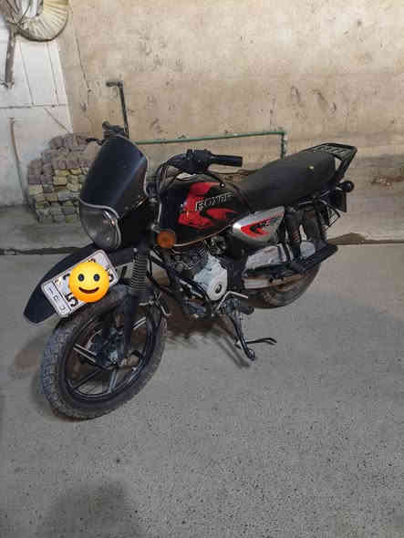 السلام عليكم دراجة بوكسر جبلي للبيع موديل 21 السعر 1400 مجفته وبيها ظربه بسيطة ب الشاصي سنوية ولوحات انگليزي مكاني الناصرية 
رقم موبايل ***********
