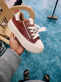 عدي حذيه شلعه تقريب 33 زوج حذيه كله نضيفه ومابيه مضروب هاي كم قطعه منه...