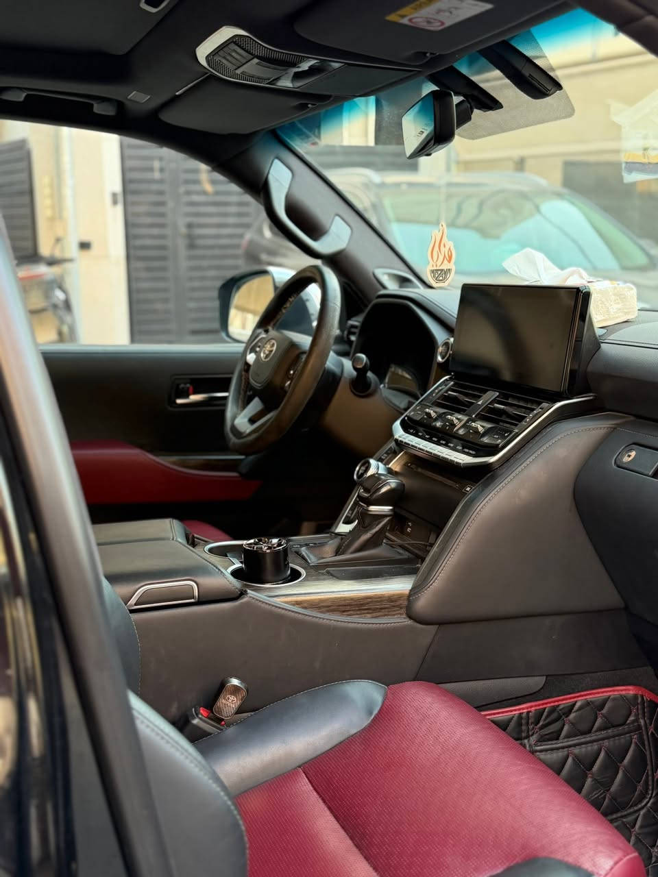 شباب من المواصفات الي بيه تسوق وتبجي
لاندكروز VXR لمتد 2022 
محرك تون تيربو 
شركةSAS  

عليه بي بي اف 
فول الفول  ✅

ماشيه 70 الف 

بغداد / حي الجامعه 

السعر 72 الف $ 
 واتساااب ***********
