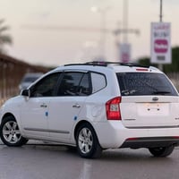 كيا كارنيز للبيع السعر 80ورقة وبيها مجال  كفالة عامة الشراي فقط يجي وم...