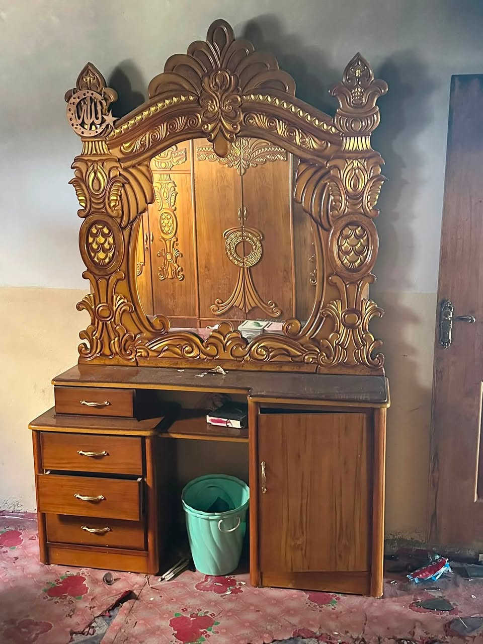 سلام عليكم غرفه للبيع نضيفه وجديده بس عليهه سماد ارادلهه مسح رايدهه اب650رقم اتلفون ***********
