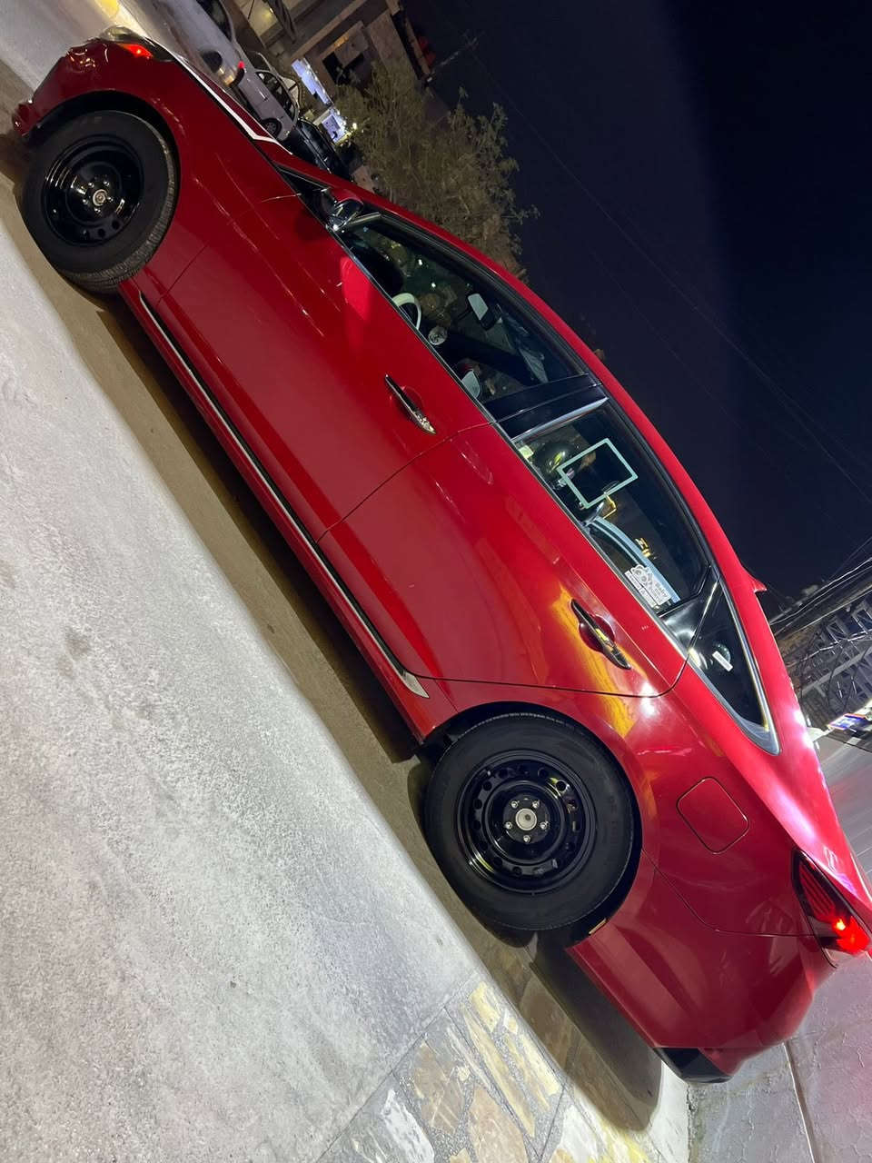 السلام عليكم  سوناتا موديل 18 وارد امريكي سبورت حادث سرقه جاملغ امامي ايمن و صبغ بيبان ثنين صفحه الصدر ( كلير ) عليها منضومه غاز 60 لتر مكينه وكير كفاله من فتح برغي  مدوشمه عام كاعيات و كشنات و صندوك عليها منضومه زنون عالي ناصي 
* موصفاتهه 
* فتحه
* بصمه 
* شاشه كبيره 
* كشنات تدفئه 
* كشنات كهربا
* رادار خلفي 
* مرايه  الوسطيه عاكسه للضوء
* فول تحكم ستيرن
* دبل كزوز 
* صندوك ذكي  
* نقص السياره صدر بي صوت 
للبيع السعر  ١٢٣ وبيها مجال حك الجيه مكاني بغداد حي البنوك ***********ابوشهم
