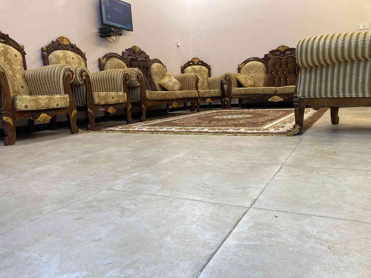 للبيع !!
تخم قنفات خشب زان عشر مقاعد عباره عن اربع كراسي وقنفتين بطول 2 متر  . التخم  نضيف وخشبه قوي و ارتفاع  الاسفنج 10 سانتيم داون لوب + كاندز 
سعره 750 ألف .. 

مكاني كربلاء , تلفون + واتس اب  : ***********
