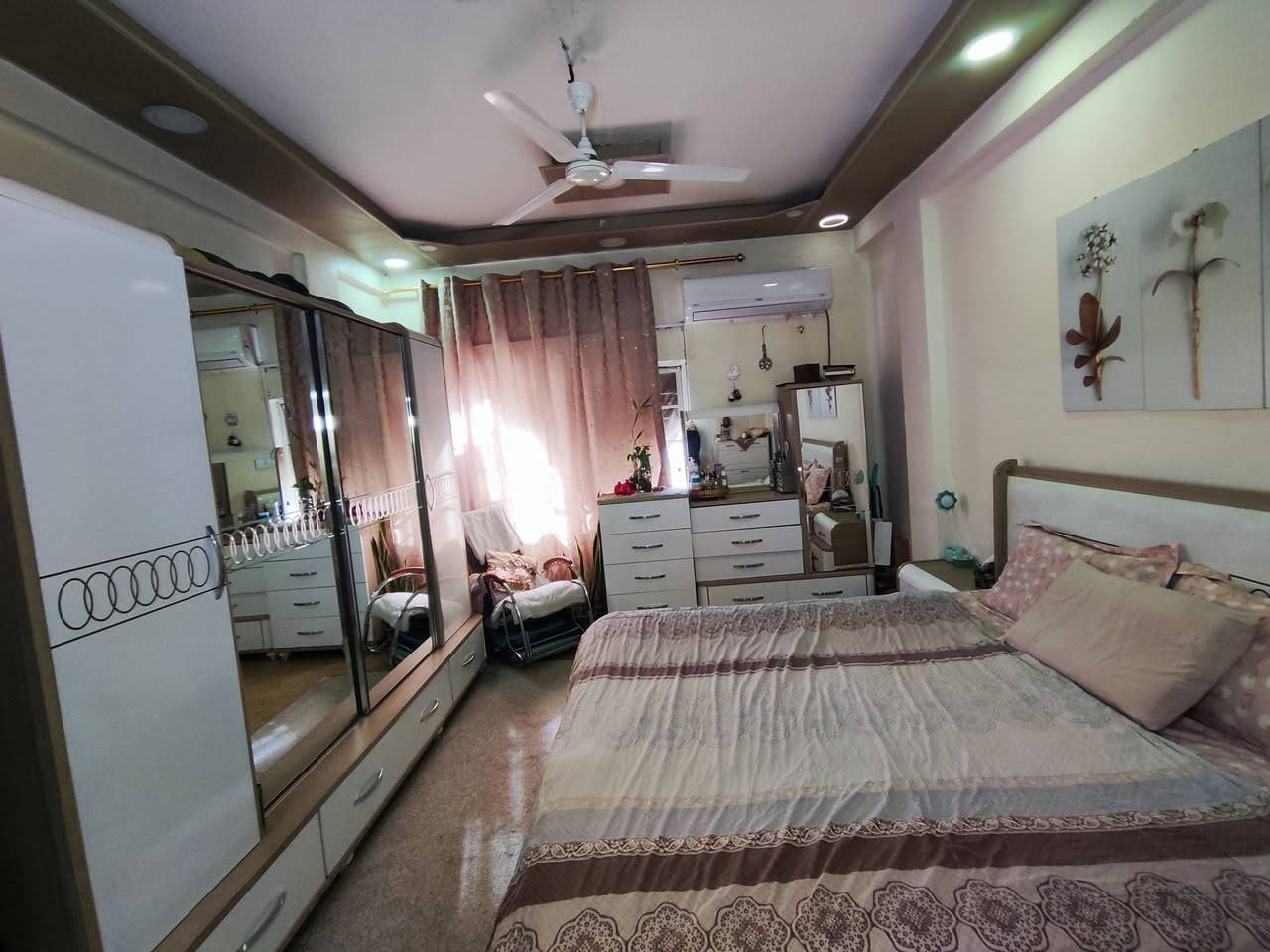 شقة سرقفلية للبيع.مساحة 140م. 4 غرف نوم و صالة و مطبخ وحمام ومخزن. للجادين الرجاء الاتصال على الرقم ***********.
