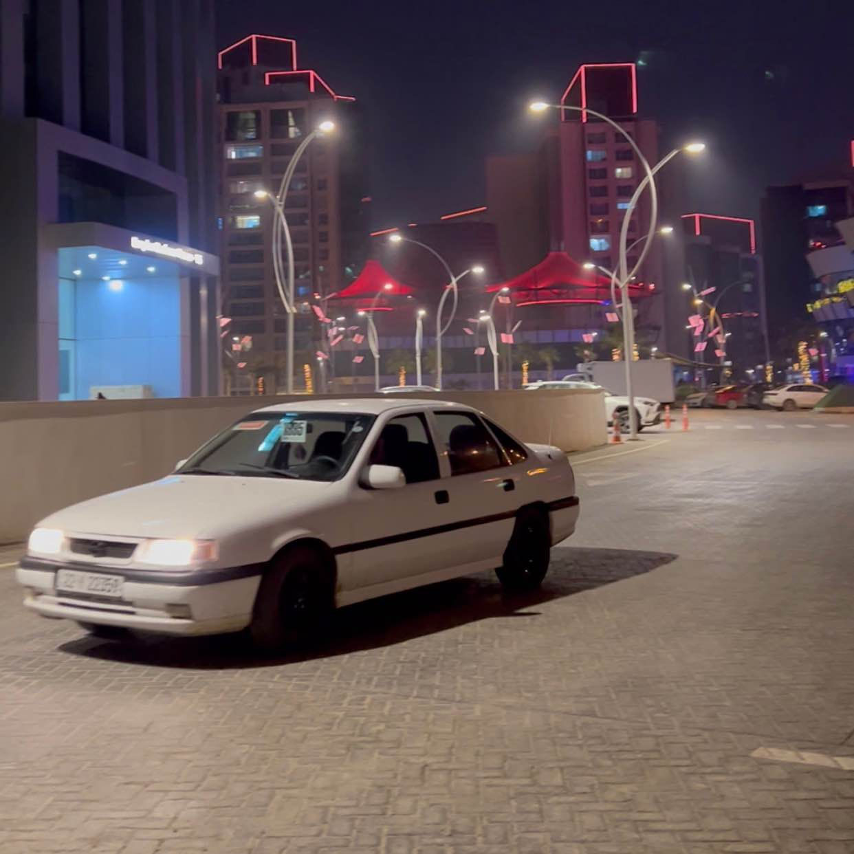 ئۆپل ڤیکترا مۆدیل ١٩٩٥ مەکینە ٢٠ گیر حادی گیر مەکینە بەشەرت تەکسی بوە کرایتەوە خسوسی دەبل ئیرباگ  سەیارەکە تا بلی خاوینە تەقەو رقە بەشەرت تازی پیشیم گۆریوە بی لیدران براوەی تیدا نیە بەشەرت سحری ٣٧ مەجال سەنەوی تا ٢٠٢٨ تەزەیە شوهن هەولیر ژم*********** أربيل, العراق
