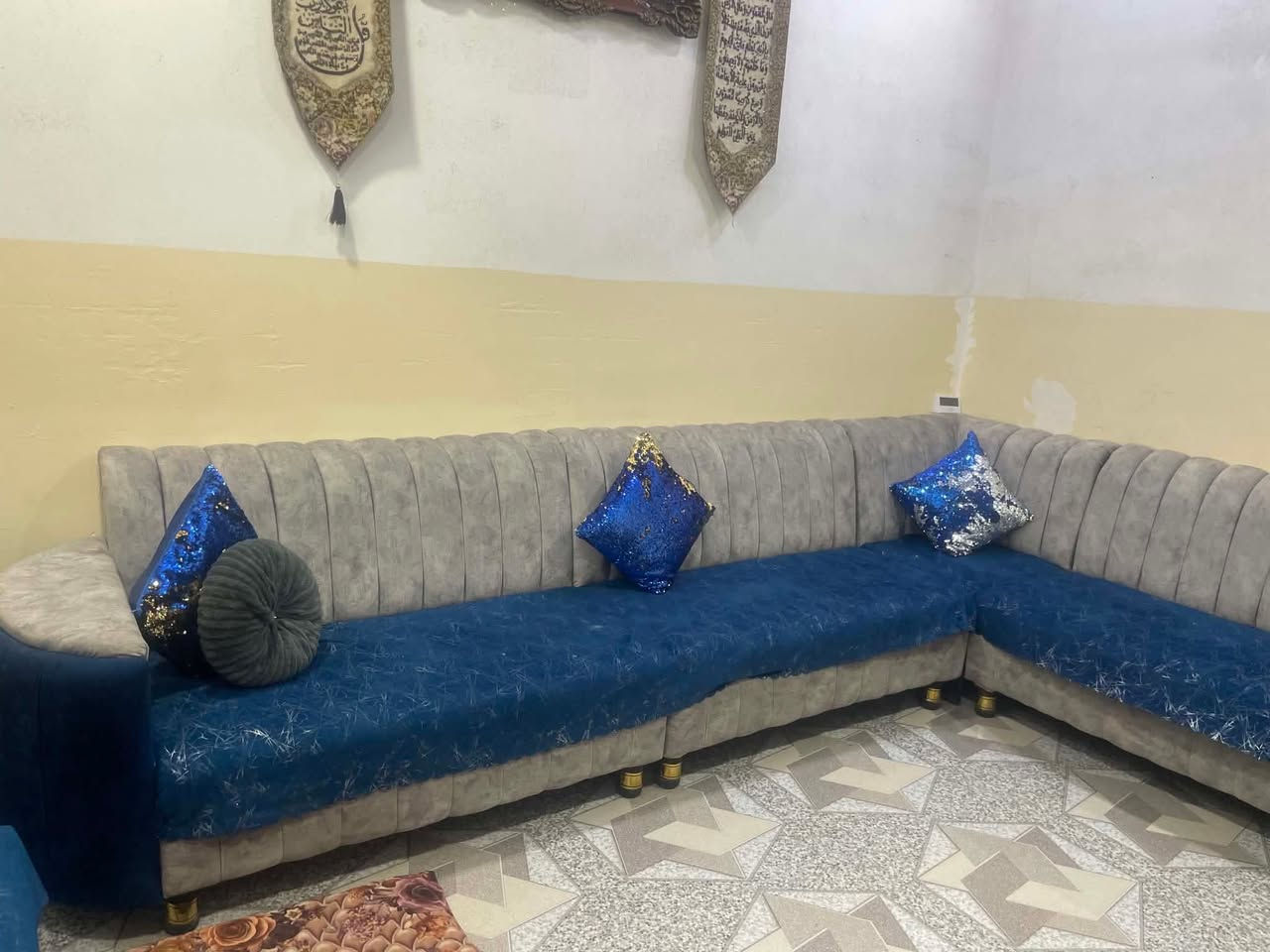 السلام عليكم مكلف بالنشر للبيع طخم نضيف ٧ أمتار مرتب وخشب نضيف مثل ما موضح بالصور الشاري يجي خاص


**إذا كنت صاحب هذا الإعلان وتريد حذفه لأي سبب، رجاءا أرسل رسالة إلى الدعم الفني**