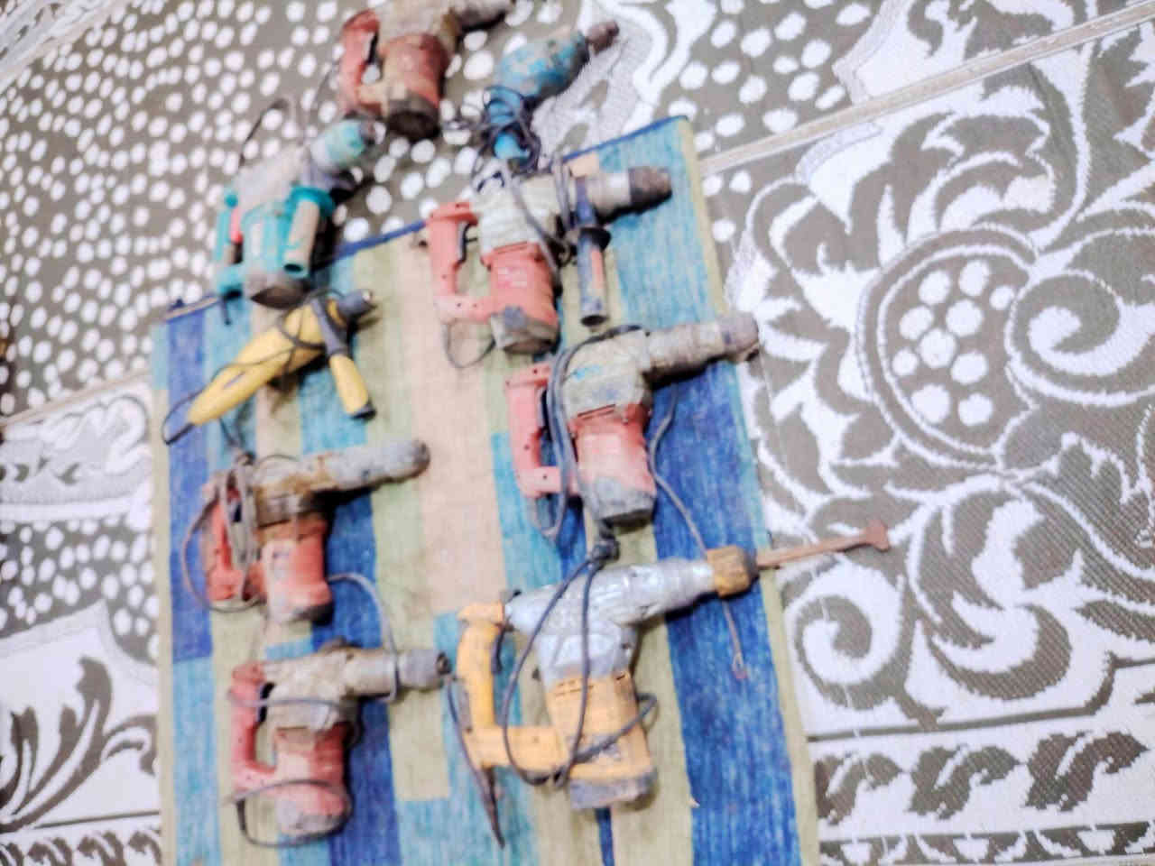 بلااااااااااااااش 
جك همر تفليش مع دريلات المجموعة 9 قطع شغالات نوع TAM وأنواع مختلفة كلهن ب 150 ألف *********** العمارة حي العسكري قرب مدرسة المربد
