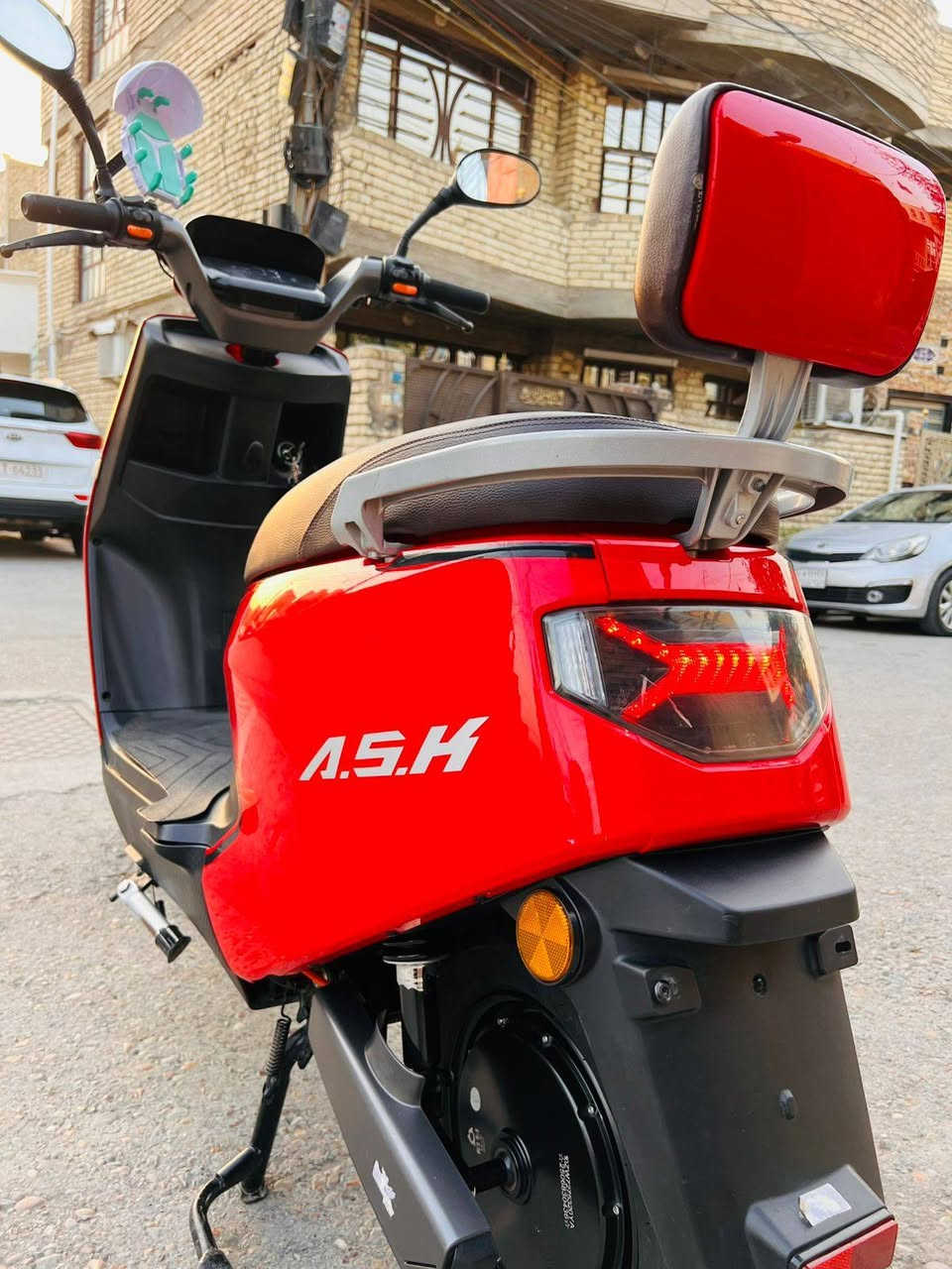 السلام عليكم دراجة شحن للبيع نوع رانج  عدد البطاريات 6 ملف 2000 السعر 750 وبيها مجال بصيط مكاني بغداد الزعفرانيه للااستفسار اتصل ***********
