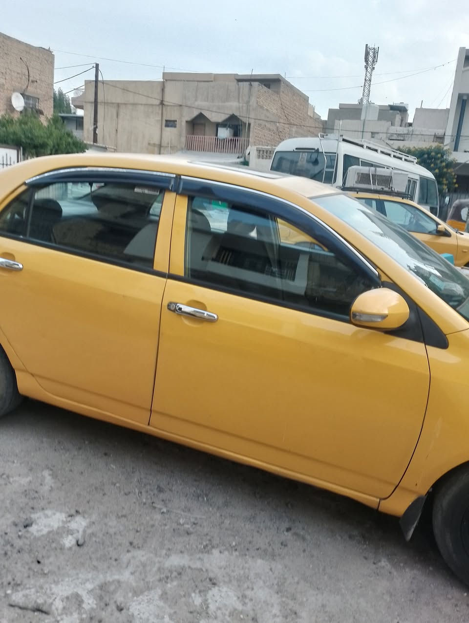 السلام عليكم سيارة بي واي دي تكسي 2016محرك وكير مكفوله رقم بغداد انكليزي مصفره هيئة وغرامات بصمه فتحه وشاسه حساسات تبريد كله شغال السعر 63 الرقم *********** وبي واتساب العنوان بغداد  ثاني يوم مداور السيارة  بسمي سيارة خير من الله تجي وتشوف بعينك
