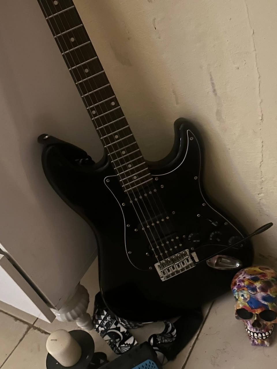 كيتار كهربائي ماركه Stratocaster راقي جدا
سعره 350 وبي مجال شراي 
عنوان بصره ***********
