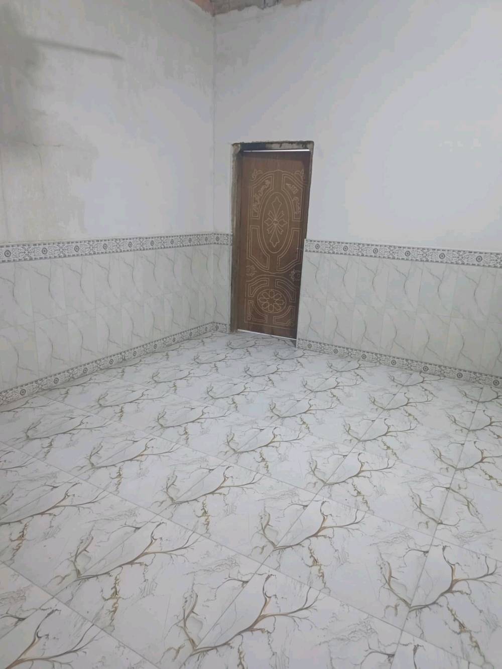 السلام عليكم بيتين للبيع كرمه علي السده مالت الشط منطقه الطوزه واحد مساحه 200 كامل والثاني مساحه 180 نقص الدوانيه بدون سقف والحمامات والمطبخ بدون سيراميك جداري السعر 70 وبيهن مجال قليل رقم الهاتف.   علمن البيت الثاني مامصو ه***********