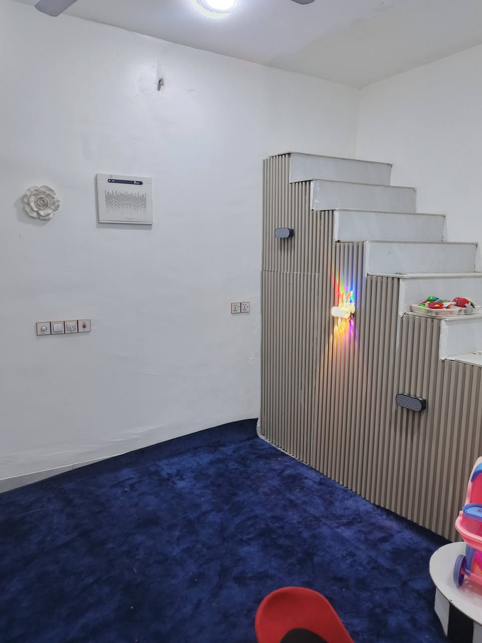 سلام عليكم بيت بحي المين شارع فيتر الامير يبعد عن شارع دقيقتين مشي بيت مساحته 140متر واجهيه ثمانيه ونصف نزال صطعش نص بي برانيه غرفته نوم مطبخ صاله درج بي صحيات دخليه خرجيه حديقه بل وره ***********
