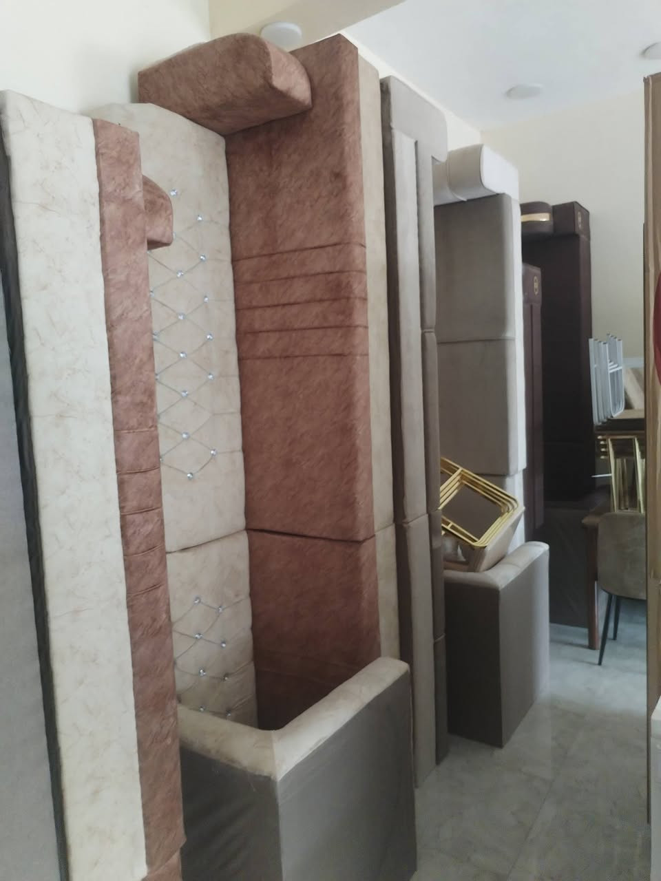 يالله اللهم صل على محمد وال محمد بفضل الله وام البنين تم وصول حاويَة أثاث منزلي مستخدم وجديد متوفر جميع الاثاث العنوان واسط نعمانيه شارع جعفر الطيار مقابل معرض أبو نور للسيراميك اي استفسار مراسلة الصفحة او الاتصال على الرقم *********** /***********
