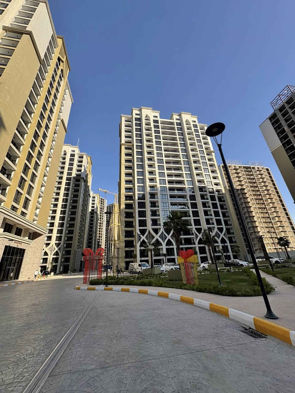 #ابراج_النخله
من داخل مشروع أبراج النخلة – المنصور
 أول شقق فخمة تم تسليمها إلى العوائل وتم تسكينها للمرحلة الأولى ونعمل على تسليم ابراج اخرى بالمراحة الثانية
📍 البيجية – سريع مطار المثنى– قرب جامعة آشور دقايق من شارع الرواد

🏢 22 برج فاخر بارتفاعات من 20 لـ 26 طابق
🏡 مساحات واسعة: من 221.88 م² إلى 224.01 م²
تفاصيل تهمك كمشتري:
 يتوفر أستلام فوري – ما تنتظر سنة ولا حتى شهر
استلام وجبه ثانية نعمل على تسليم المالكين الجدد وسنه 2026 او بداية 2027 الوجبه الثالثة بأذن الله
✅ طابو ملك صرف (بيجية) – تملك مضمون ومريح
✅ استقبال فندقي بكل برج – رفاهية من أول لحظة 
✅ تبريد مركزي –  مساحات خضراء واسعة ،نافورات
شاملة لاند سكيب 
✅ أمن وحراسة 24/7 – لأن راحتك وأمان عائلتك أهم
✅ نادي رياضي، مدرسة دولية، بوليفارد، مطاعم وكافيهات
✅ مواقف تحت الأرض على طول مساحة المشروع مرتبطه بثمانيه مداخل ومخارج + مهبط طائرات
✅ شارع تجاري داخلي يربطك بسريع مطار المثنى
🎁 هدايا مجانية:
كاونتر مطبخ |سبالت VRF | صحيات أوربية جاهزة

💰 نظام الدفع: كاش؟ موجود 
نص كاش؟ متاح 
دفعات؟  متوفرة بدفعة أولى فقط 20% 
🗝 تعال شوف بعينك وقرر… لأن التفاصيل ما تنحچي – تنشاف
📲 *********** 
اتصال أو واتساب

📞 للمشاهدة الميدانية والحجز المسبق:
آلاء رياض – المستشارة العقارية  بأبراج النخلة
متواجده بارض المشروع
*********** 
اتصال أو واتساب
