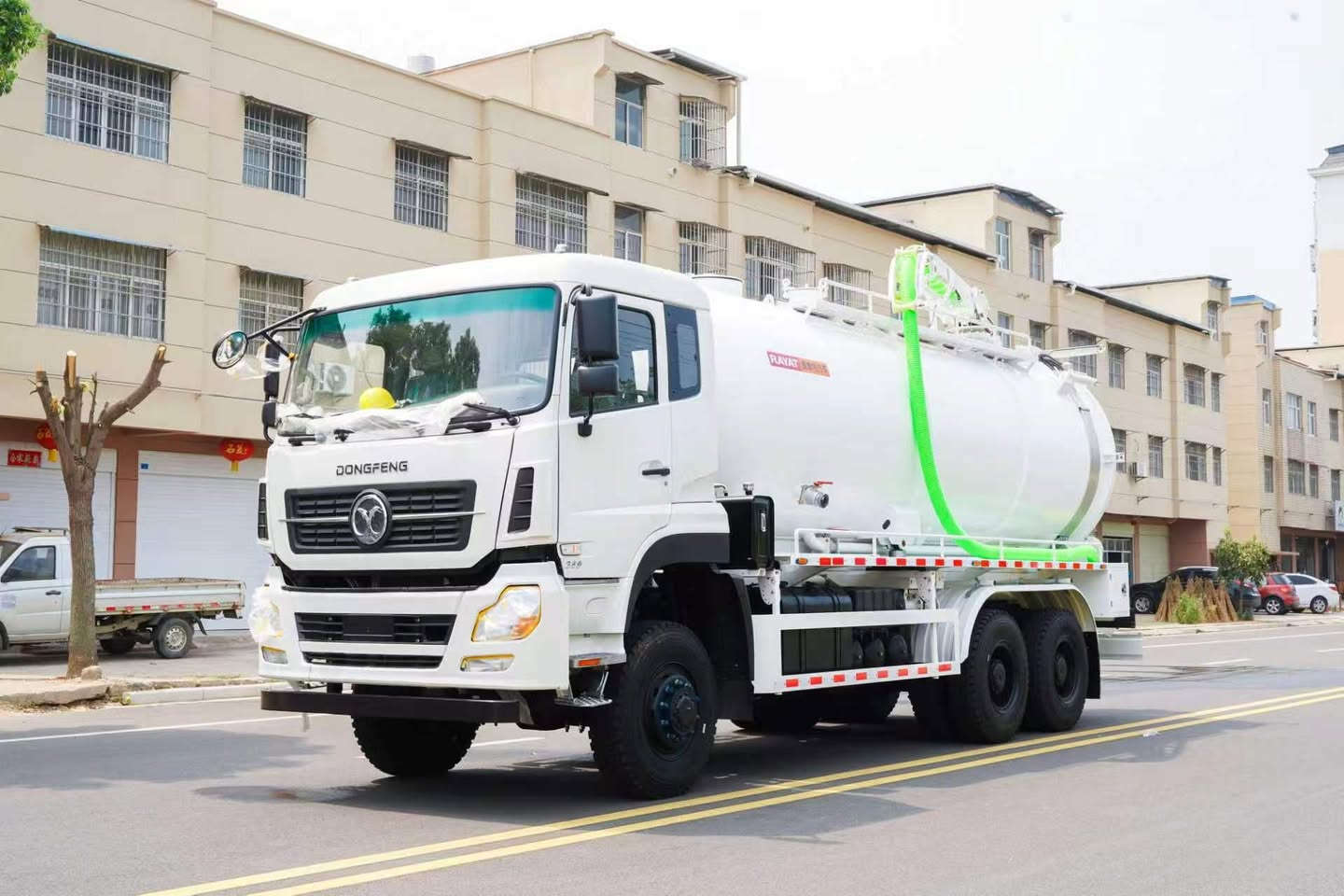 Ruiyat Dongfeng 18m³ Sewage Suction & Cleaning Truck

Chassis Configuration

Wheelbase: 4350+1350mm; Shaanxi Gear 12JSD180A transmission; 11.00R20 tires; Dongfeng Cummins L340 33 engine; Hangzhou power take-off; Rear axle gear ratio: 5.92; Equipped with ABS; Dongfeng Tianlong half-cab.

Superstructure Configuration

Total tank volume: 18 cubic meters (13m³ sewage tank + 5m³ clean water tank).
High-pressure pump: Working pressure 18 MPa, flow rate 330 L/min, fitted with 100m high-pressure hose.
Equipped with 204 water circulation pump.
Rear-mounted manual drain outlets: DN220 and DN100.
Drain pipes installed on both sides of water tank; Guardrail fitted on tank top.
10-meter remote-controlled hydraulic boom base; Access platforms with openable doors at lower sides of tank, equipped with 4 manual locking devices.
Larger rear hose reel.
Tank body adopts powder coating and baking finish, with secondary assembly process. #18m³ Sewage Suction Truck
#Sewage Suction Truck
#Combined Cleaning & Suction Truck
#Fecal Suction Truck
#Factory Supply
#Customized Vehicle


**إذا كنت صاحب هذا الإعلان وتريد حذفه لأي سبب، رجاءا أرسل رسالة إلى الدعم الفني**