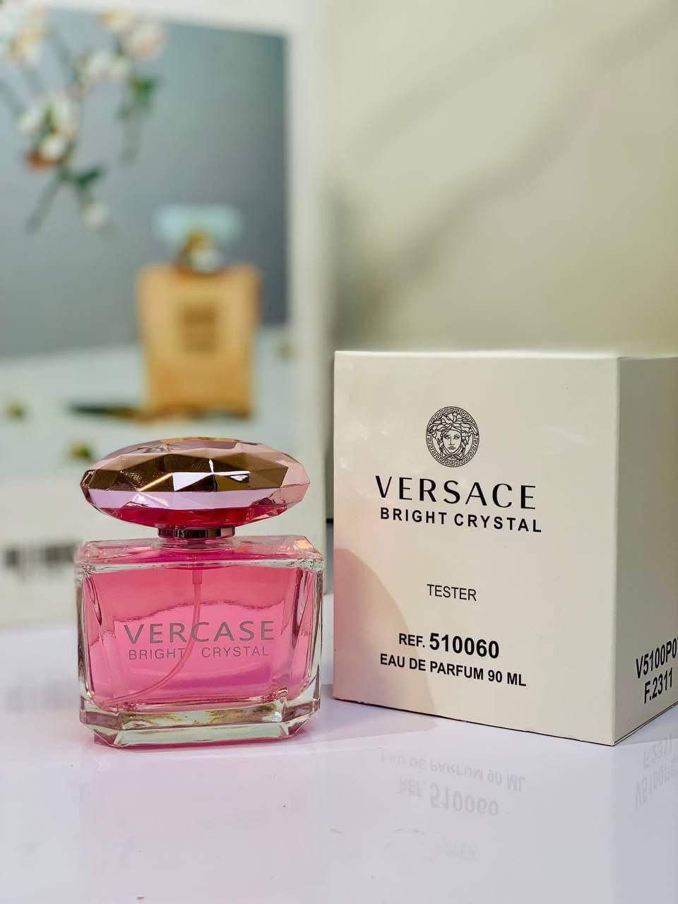 🌸Versace Bright Crystal 
🌸عطر فيرزاجي برايت كرستال🌸
عطر نسائي رقيق وناعم يقدم لمسات حسية جميلة وجذابة لا مثيل لها، رائحتهُ شرقية خلابة تجمع بين روائح الأزهار الرائعة الممزوجة بالمسك والعنبر الساحر فيجعلها أكثر كثافة وثبات لفترات طويلة .🌸

🌸عبارة عن انوثة هذا العطر ونعومة وجمال ونزاكة كلش طيب نسائي انوثي مناسب لكل الاوقات 🌸 

🌸يتميز بمكوناته الفواحة مثل زهور الرمان وزهرة اللوتس والعنبر،، يمزج بين برودة الشتاء وحرارة الصيف 🌸
#الاصلي المنشأ فرنسا 🇫🇷💯


**إذا كنت صاحب هذا الإعلان وتريد حذفه لأي سبب، رجاءا أرسل رسالة إلى الدعم الفني**