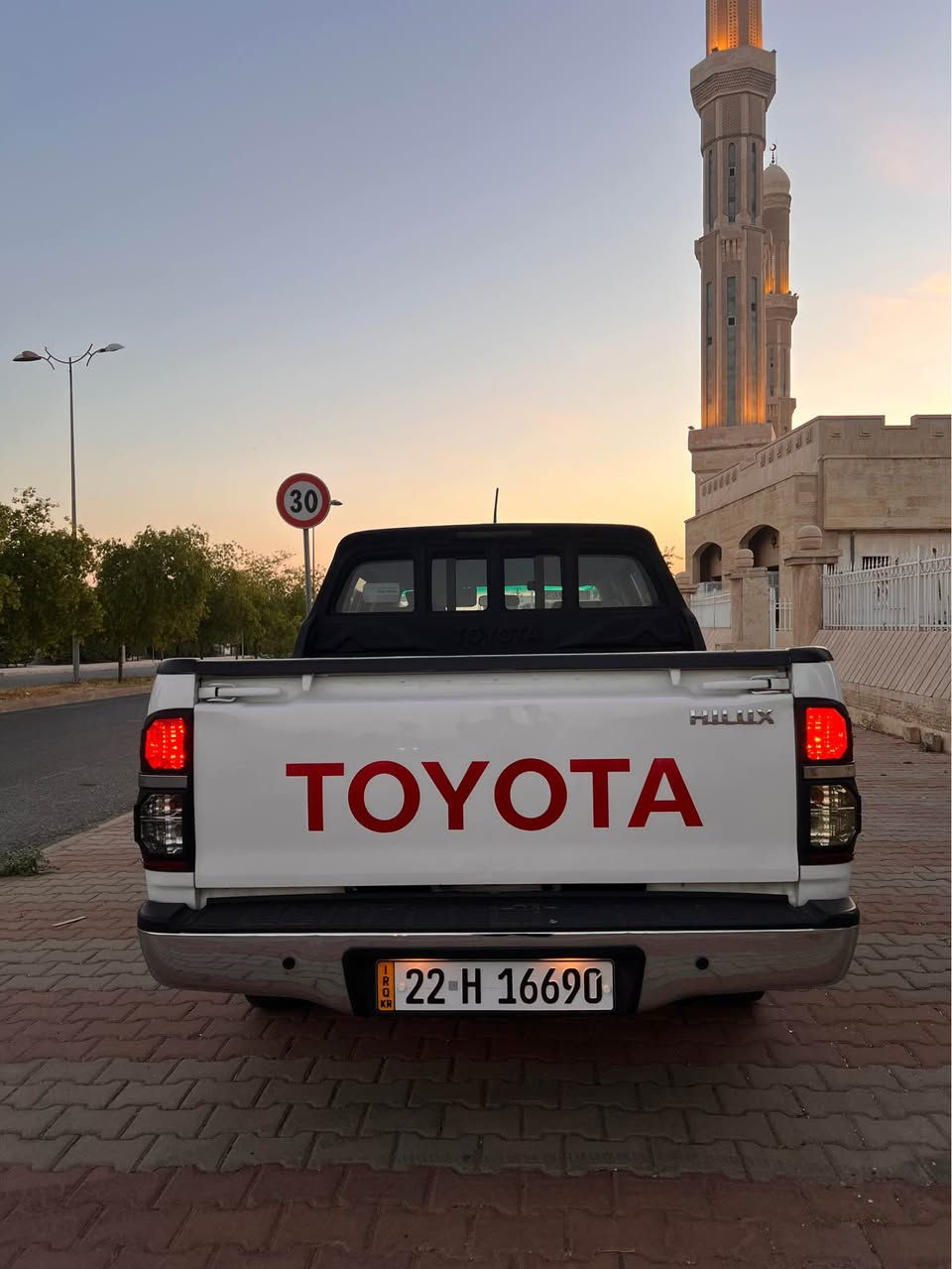 TOYOTA HILUX 2014 سفری شەریکە جیهان کلین
سەیارەکە ٢ جێی بچووکی تحدیلە بێ سبوغە سەیارەکە گێر تۆماتیکە گێر و مەکینەی بە شەرتە سەیارەکە سەیارەکە تحویل و غەرامەی بە شەرتە 
٢٢٣ هەزار کم رۆشتووە 
سحری ٢٠٧ وەرەقە و مەجال 
***********
*********** أربيل, العراق
